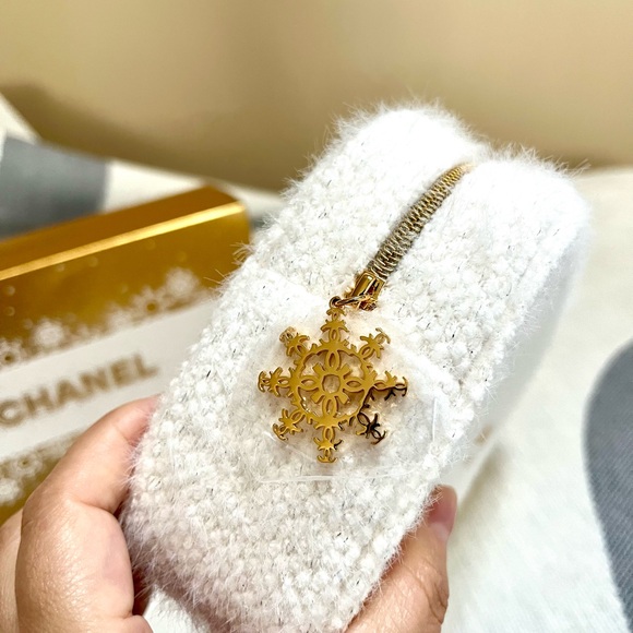 Chanel Moisture To-Go Essentials Set 2024 Holiday Gift Set - Picture 6 of 7